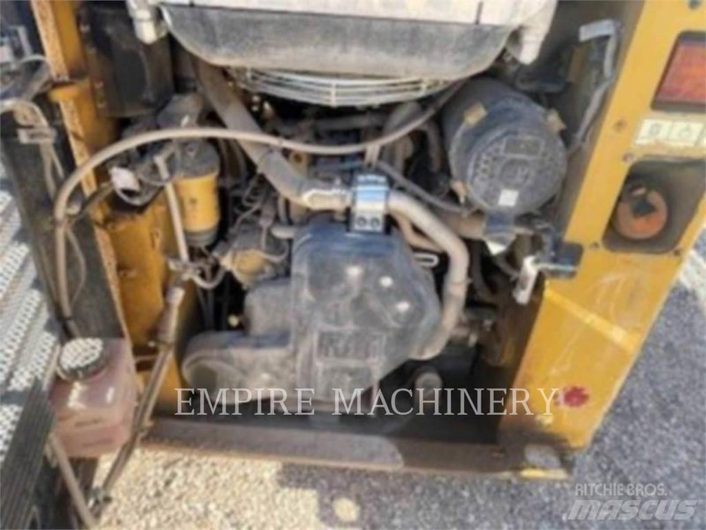 CAT 226D3 滑移轉向裝載機