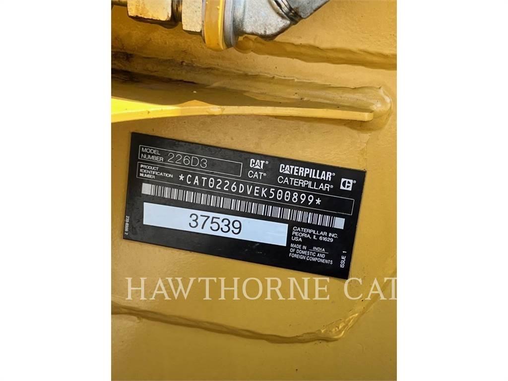 CAT 226D3 滑移轉向裝載機