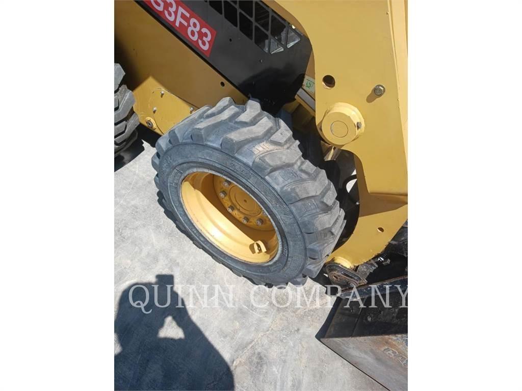 CAT 226D3 滑移轉向裝載機