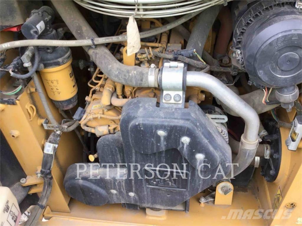 CAT 226D3 滑移轉向裝載機