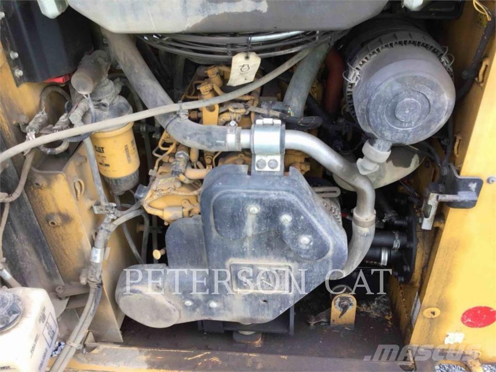 CAT 226D3 滑移轉向裝載機