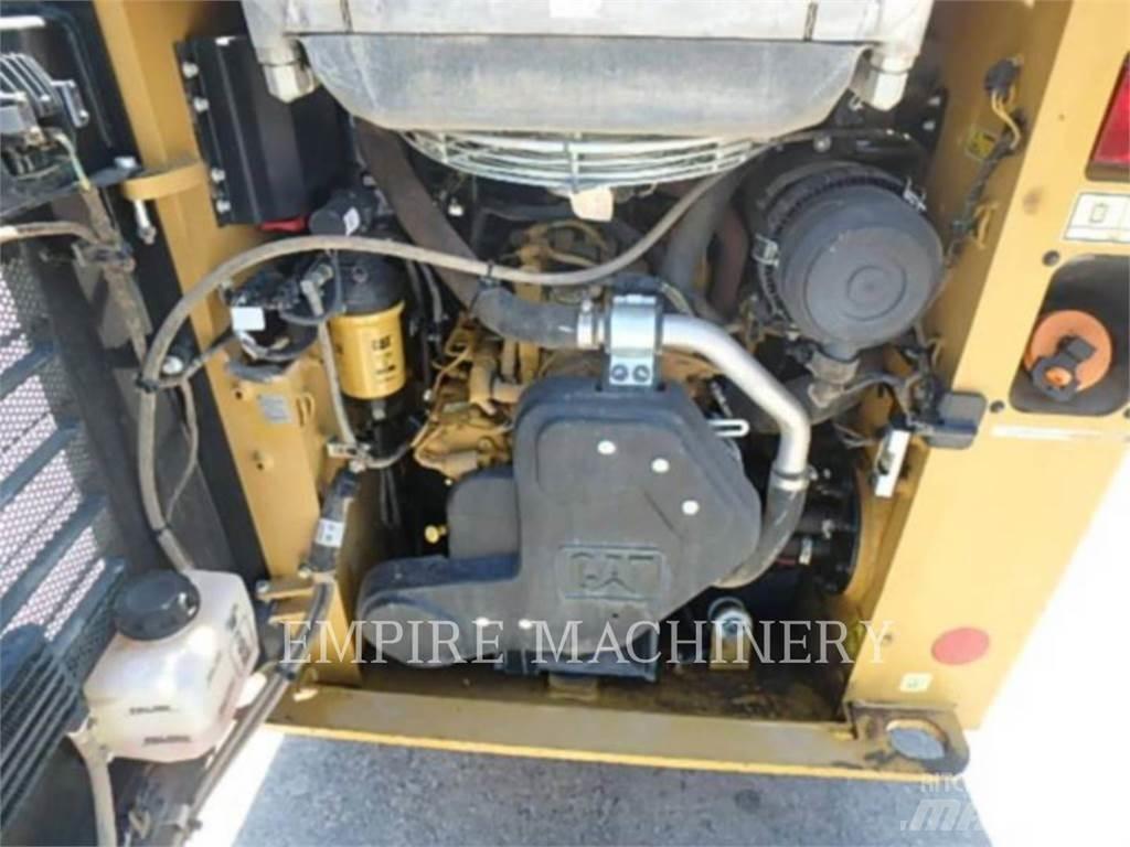 CAT 226D3 滑移轉向裝載機