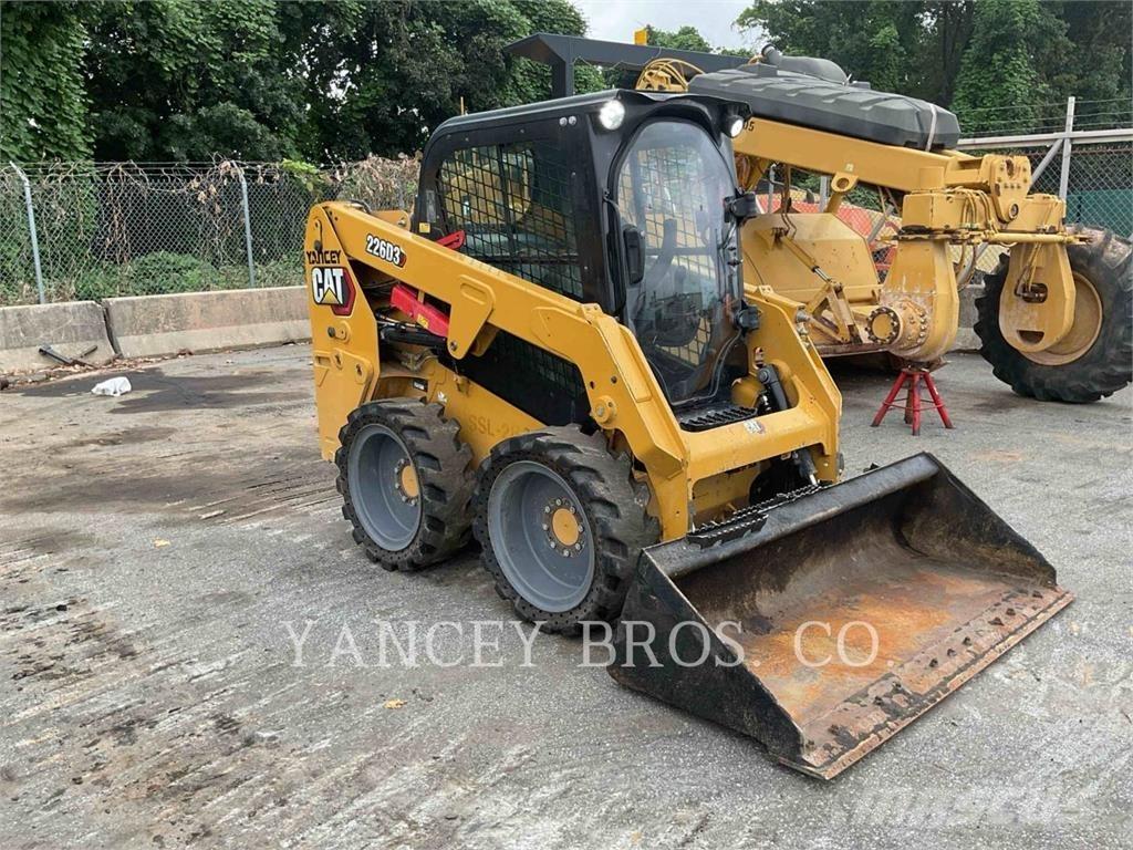 CAT 226D3 滑移轉向裝載機