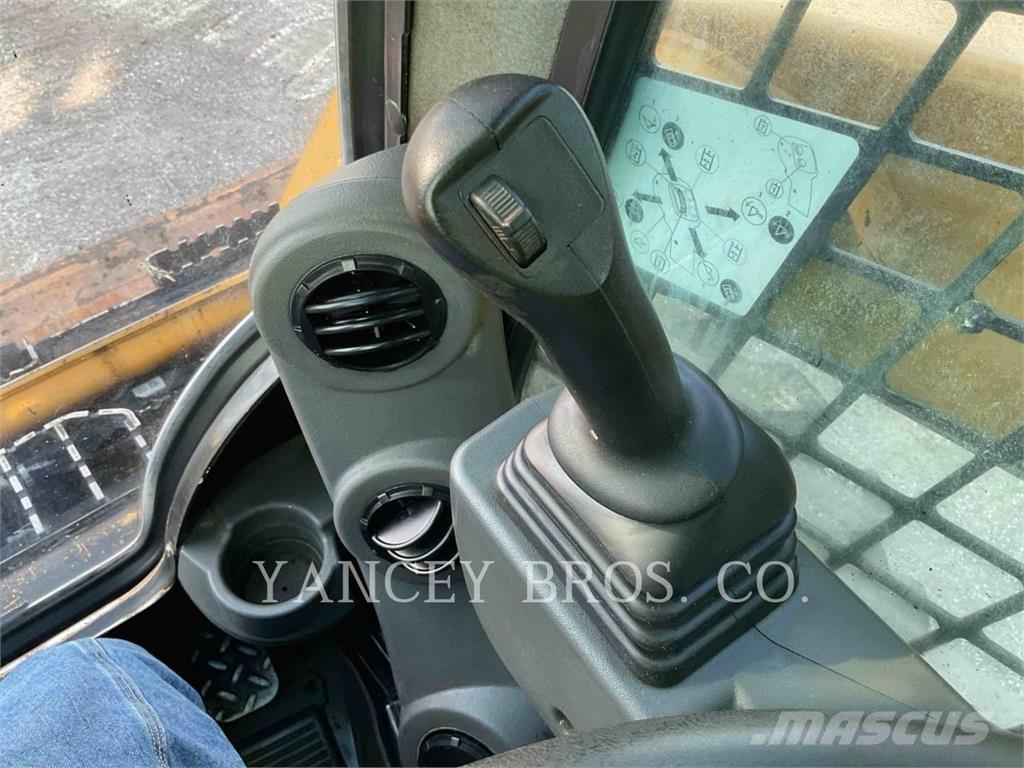 CAT 226D3 滑移轉向裝載機