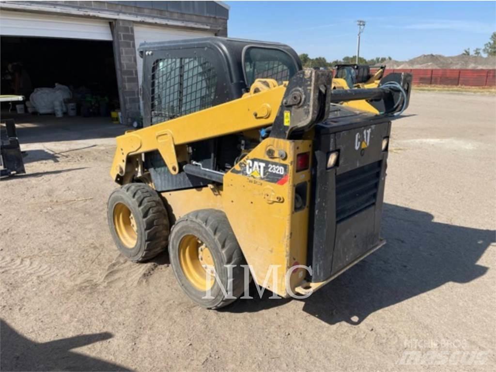 CAT 232D 滑移轉向裝載機