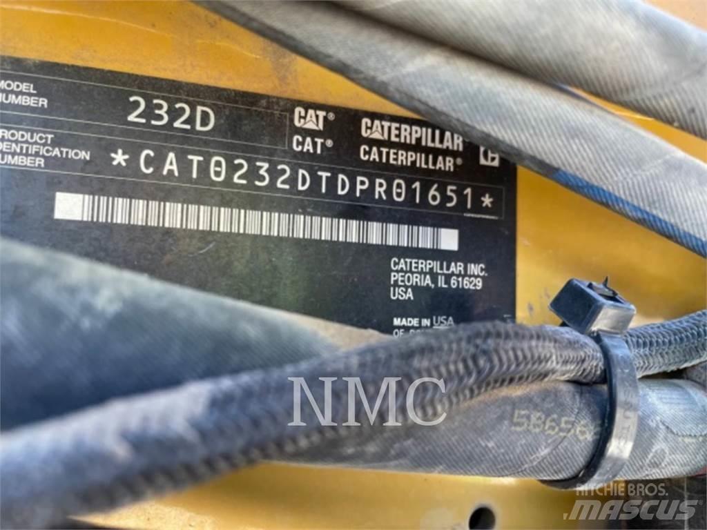 CAT 232D 滑移轉向裝載機