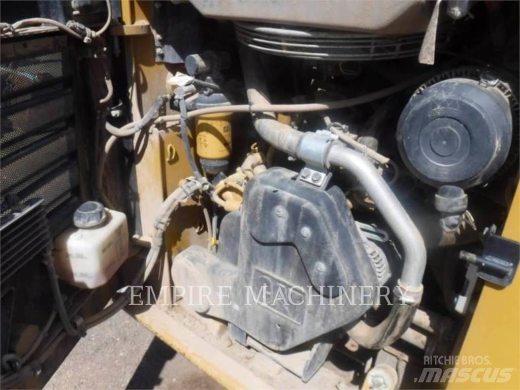 CAT 232D 滑移轉向裝載機