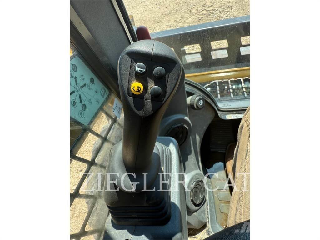 CAT 232D3 滑移轉向裝載機