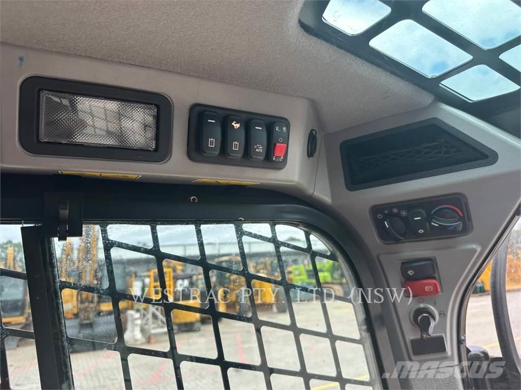 CAT 232D3 滑移轉向裝載機