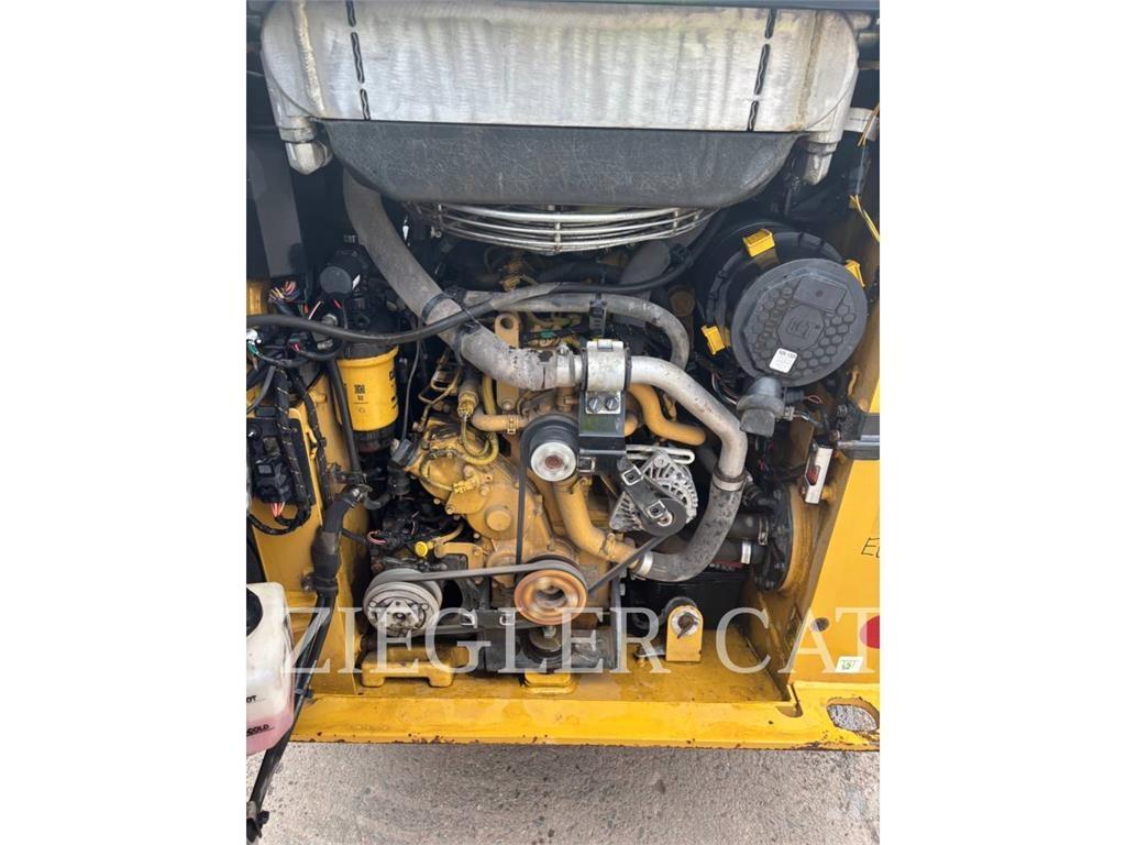 CAT 232D3 滑移轉向裝載機