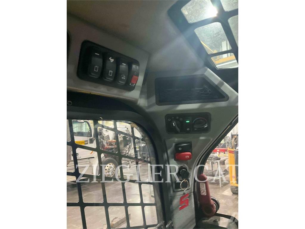 CAT 232D3 滑移轉向裝載機