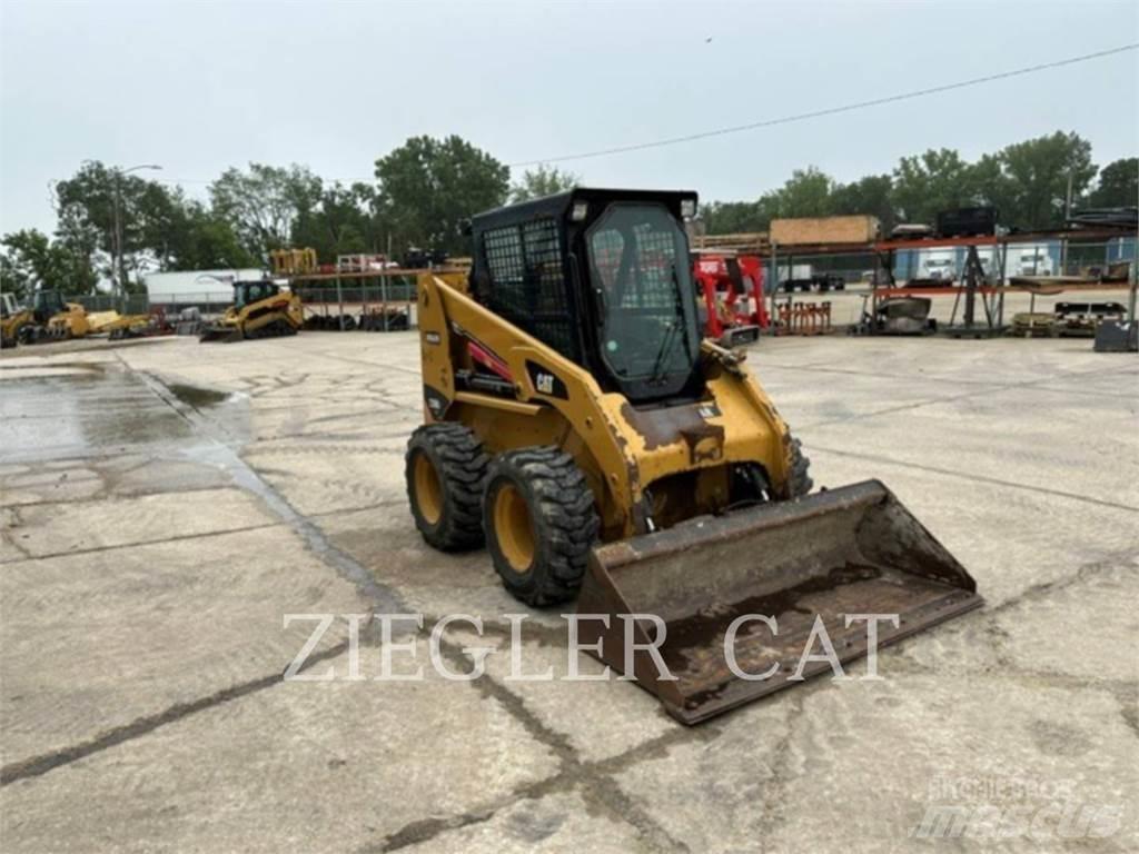 CAT 236B3 滑移轉向裝載機