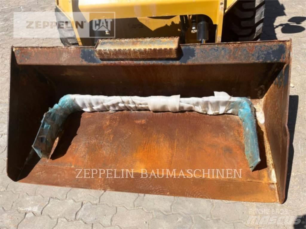 CAT 236D 滑移轉向裝載機