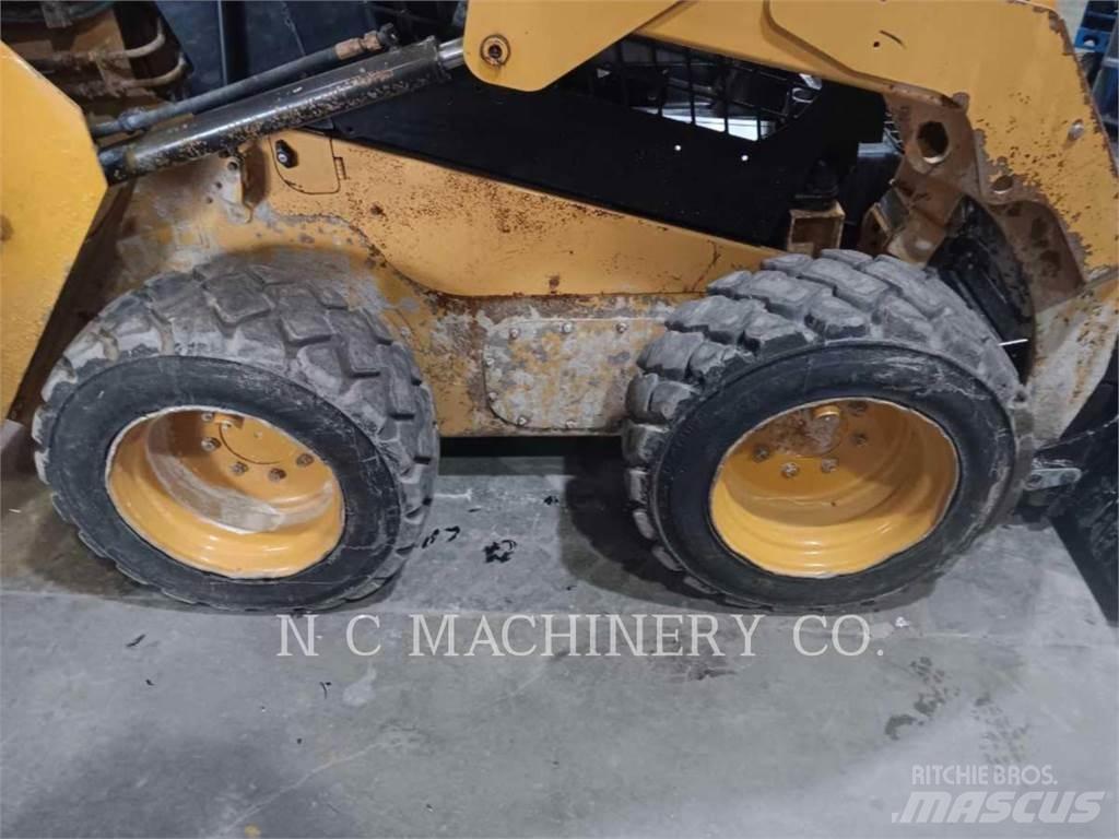 CAT 236D H2CN 滑移轉向裝載機