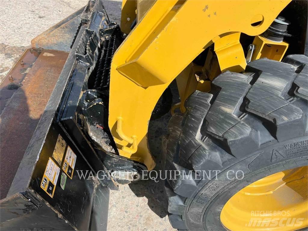 CAT 236D3 滑移轉向裝載機