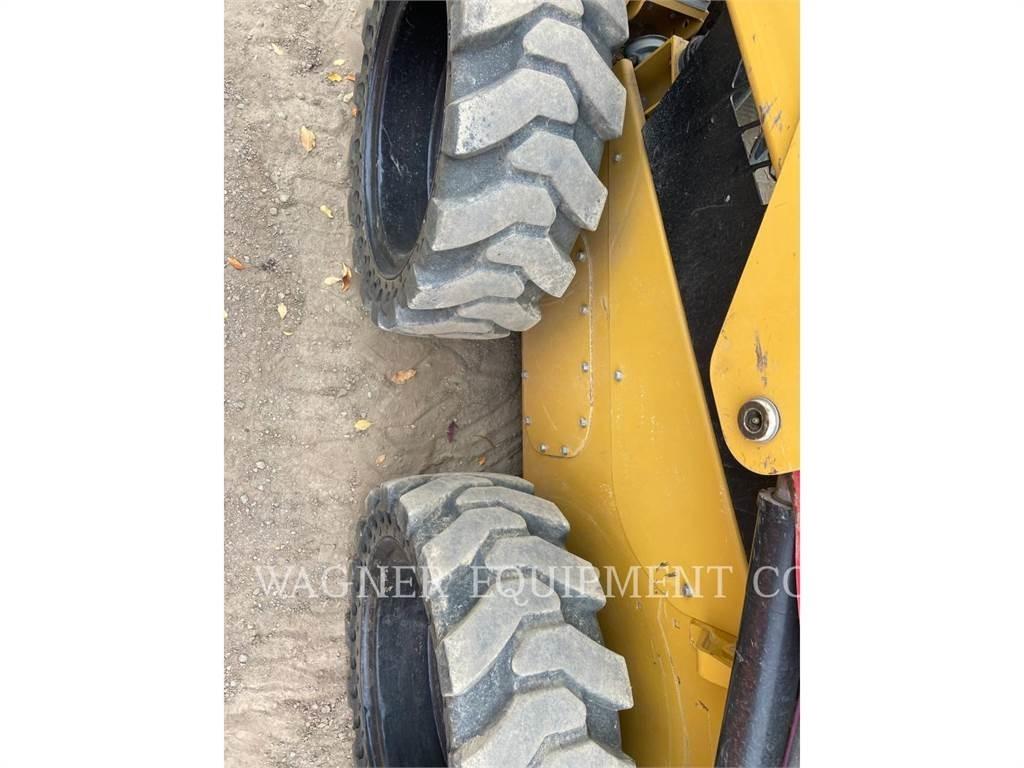 CAT 236D3 滑移轉向裝載機