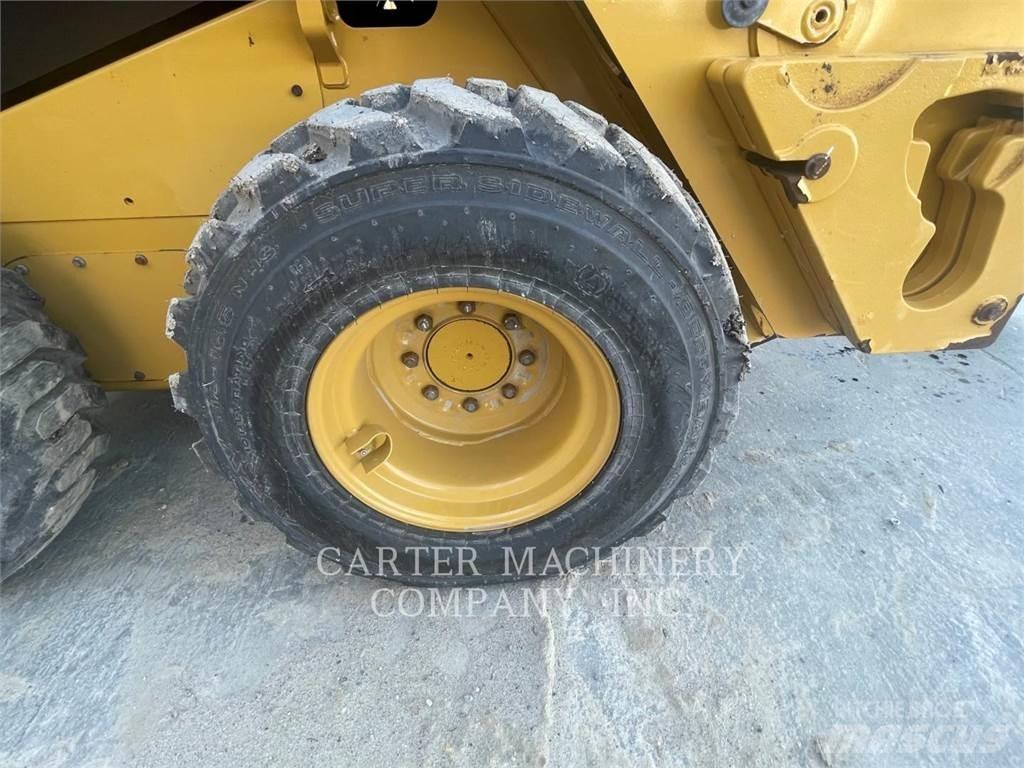 CAT 236D3 滑移轉向裝載機