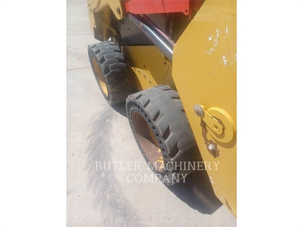 CAT 236D3 滑移轉向裝載機