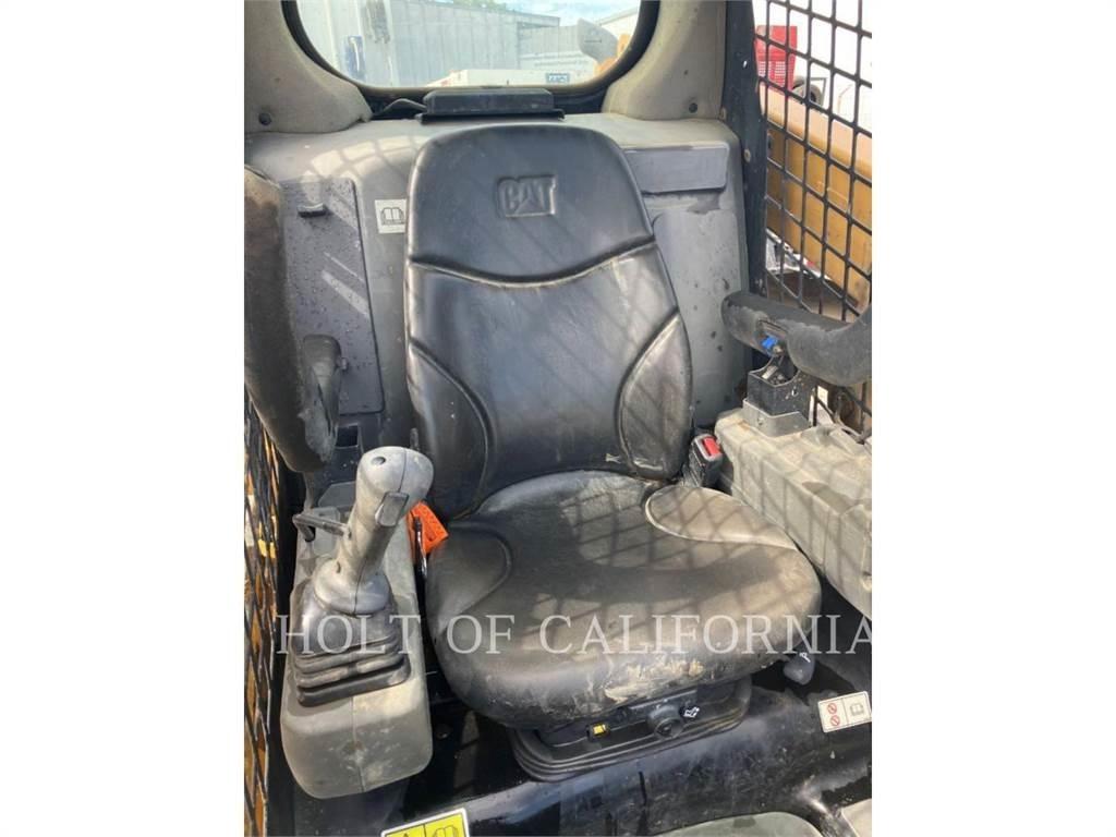 CAT 239 滑移轉向裝載機