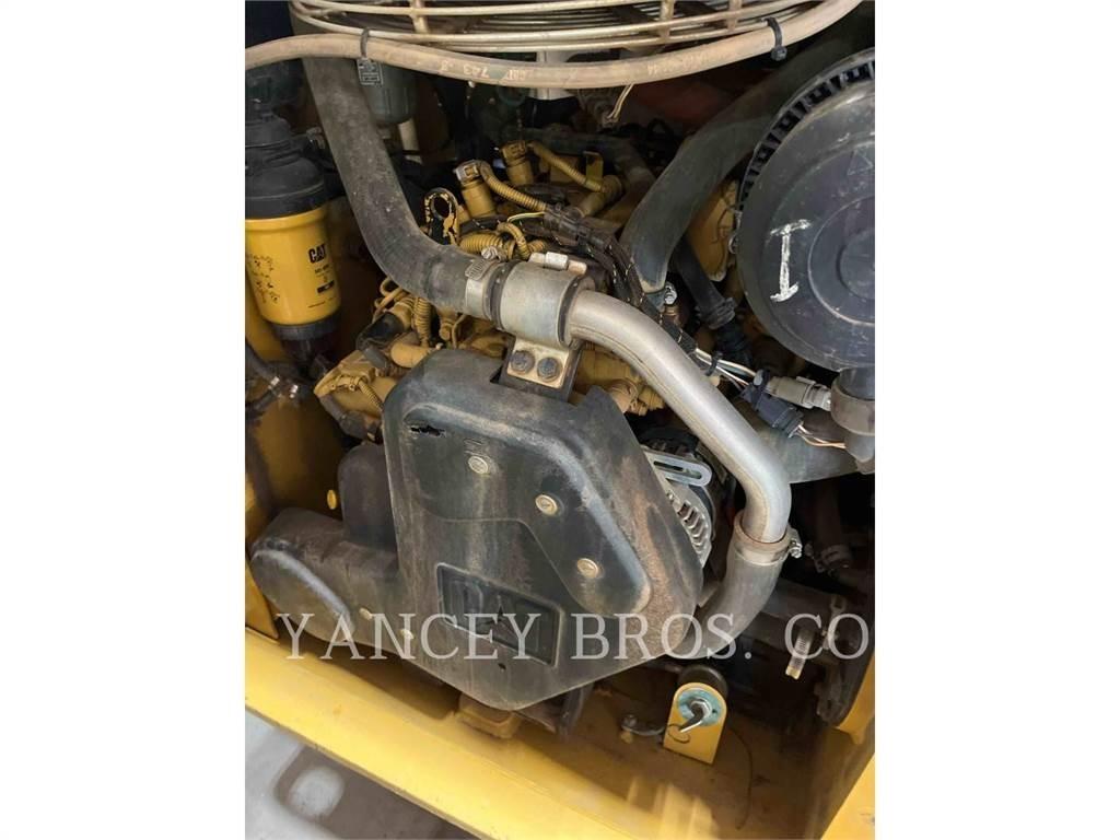 CAT 239D3 滑移轉向裝載機