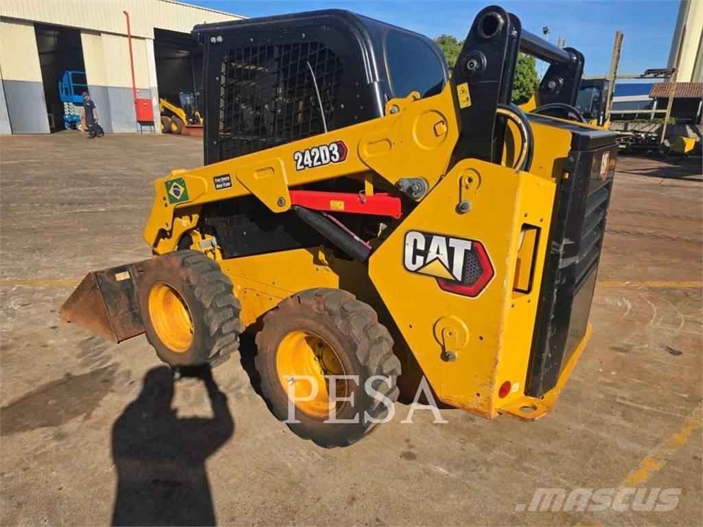 CAT 242 D 滑移轉向裝載機