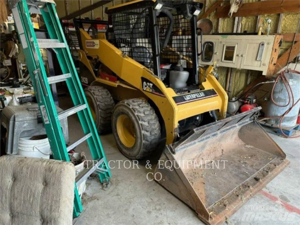 CAT 242B 滑移轉向裝載機