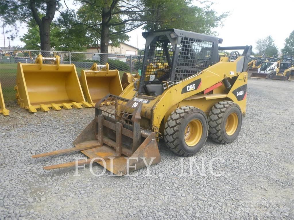 CAT 242B3 滑移轉向裝載機