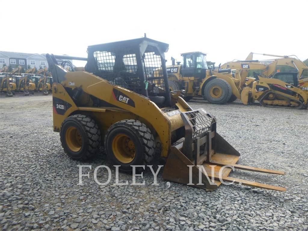 CAT 242B3 滑移轉向裝載機