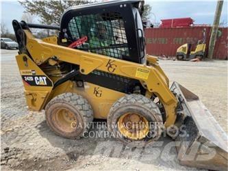 CAT 242D 滑移轉向裝載機