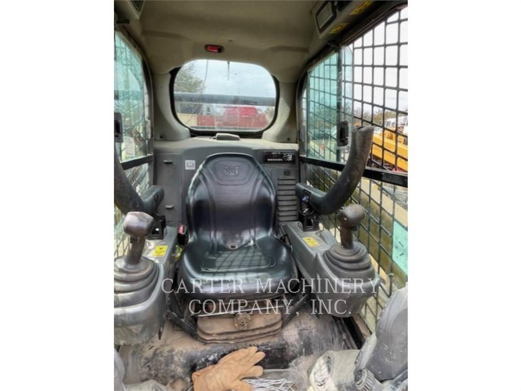 CAT 242D 滑移轉向裝載機