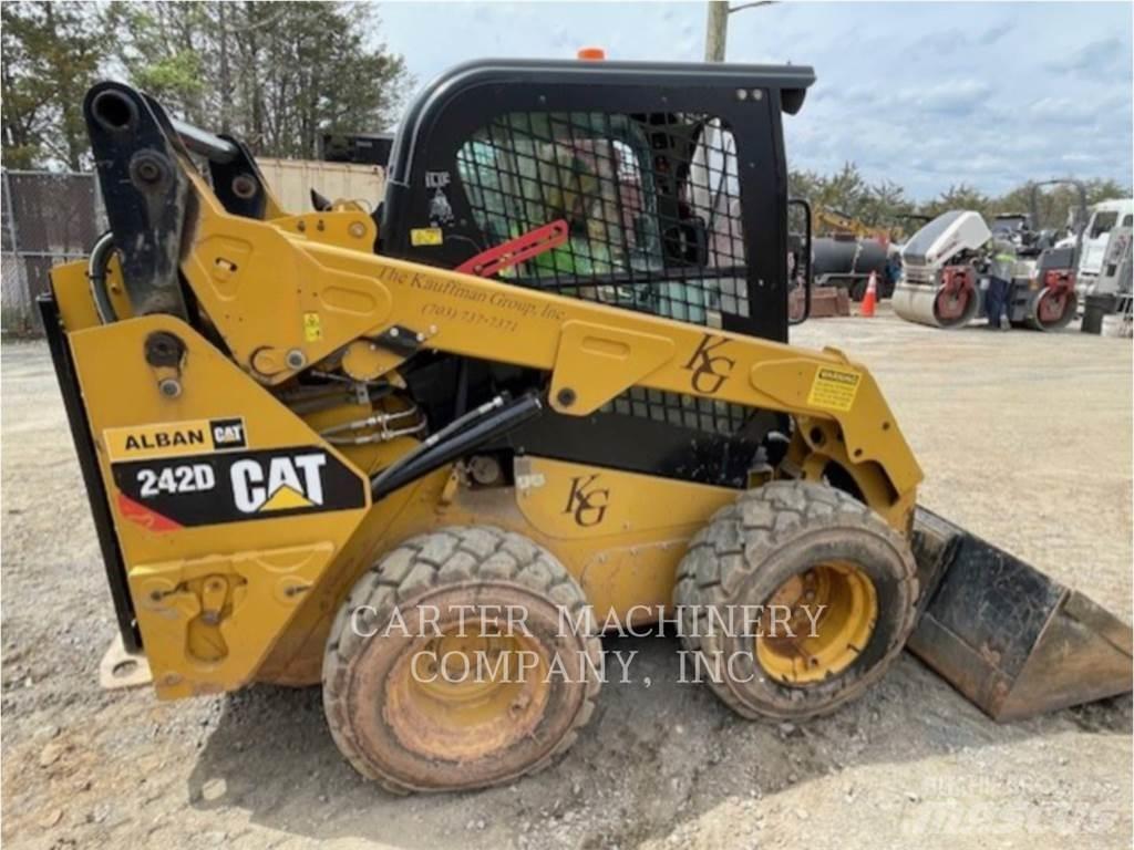 CAT 242D 滑移轉向裝載機