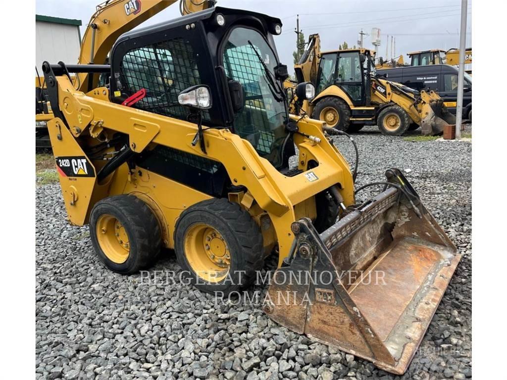 CAT 242D 滑移轉向裝載機