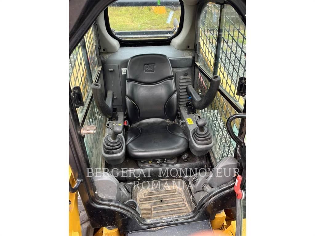 CAT 242D 滑移轉向裝載機