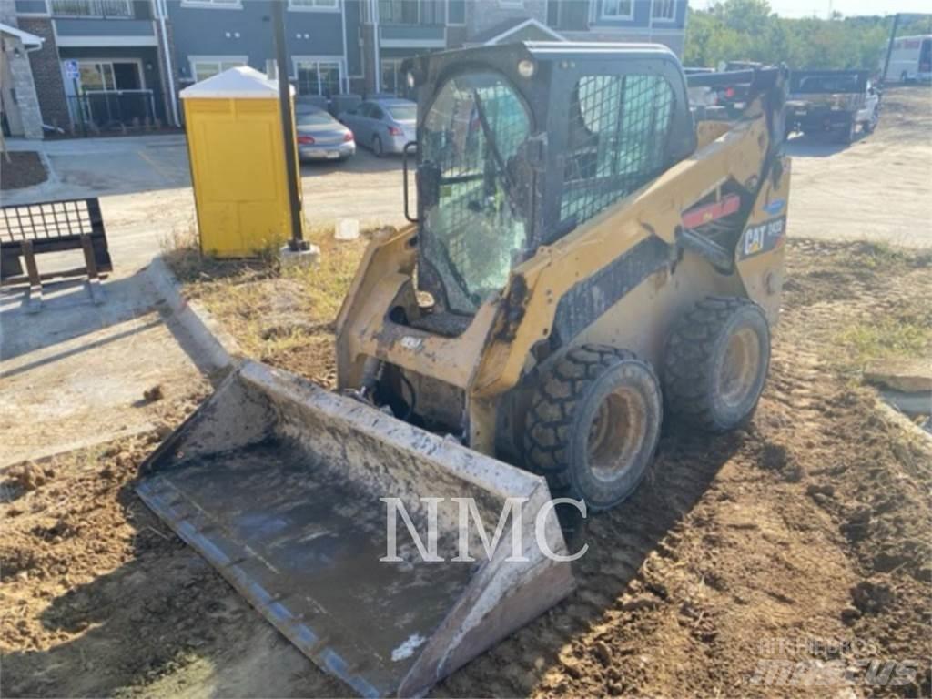 CAT 242D 滑移轉向裝載機