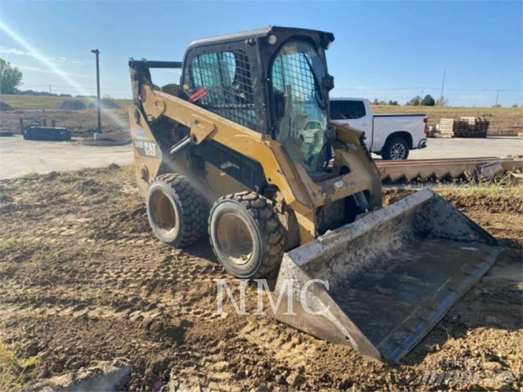 CAT 242D 滑移轉向裝載機