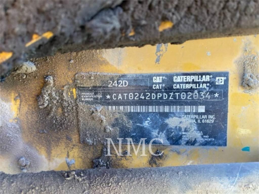 CAT 242D 滑移轉向裝載機