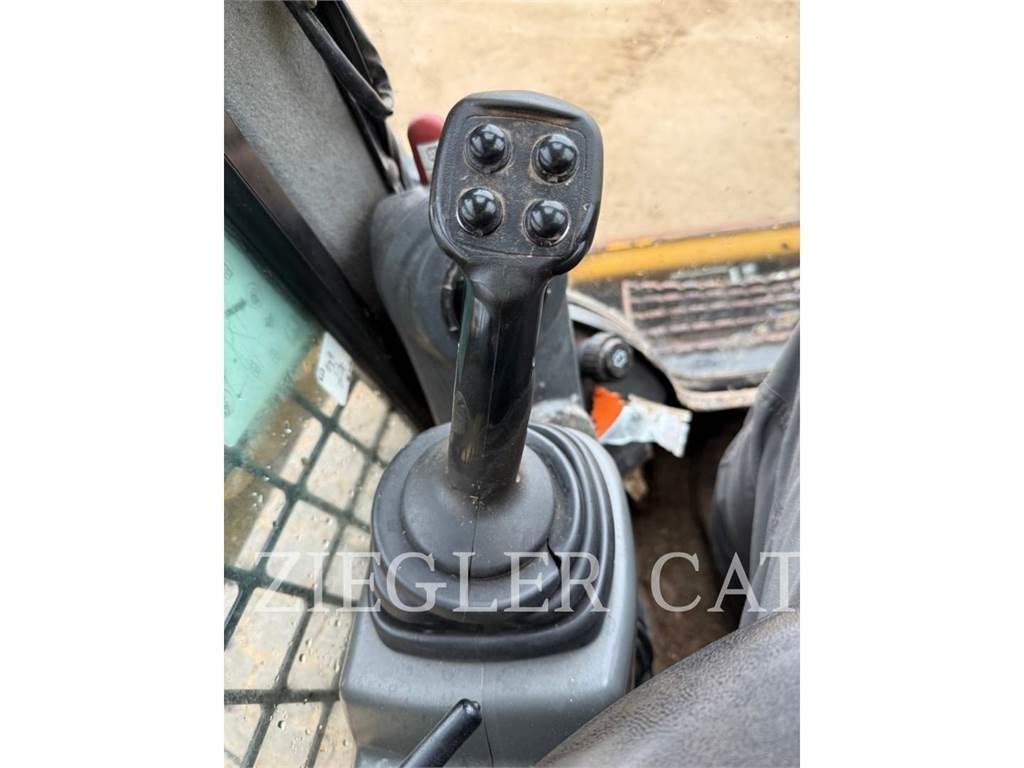 CAT 242D 滑移轉向裝載機