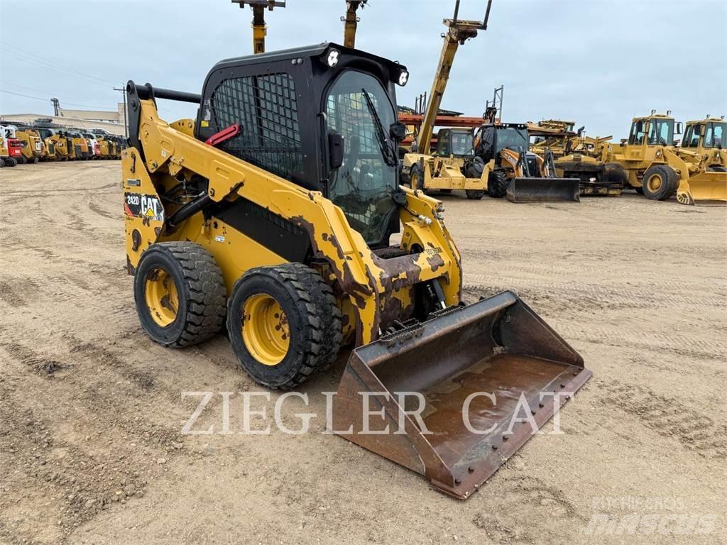 CAT 242D 滑移轉向裝載機