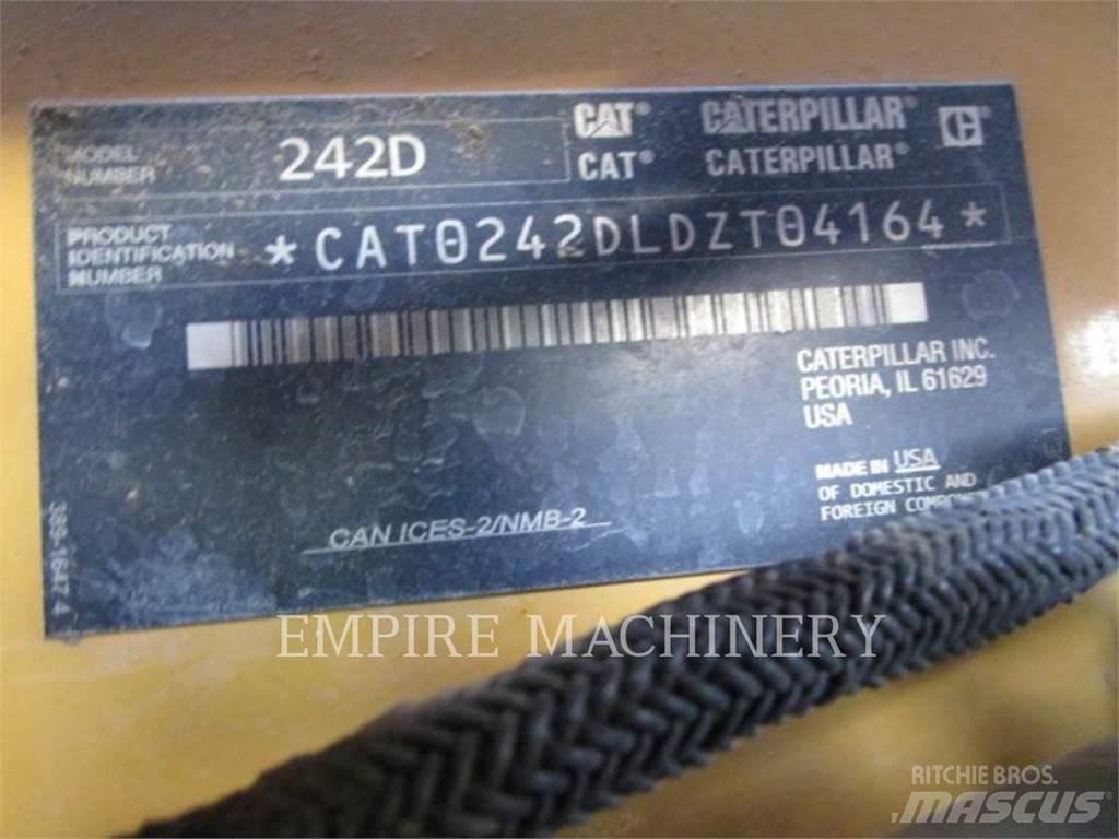 CAT 242D 滑移轉向裝載機