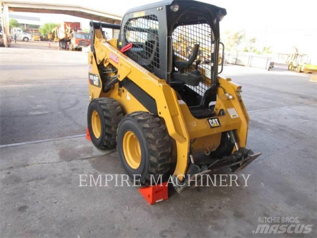 CAT 242D 滑移轉向裝載機
