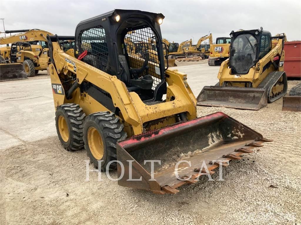 CAT 242D 滑移轉向裝載機