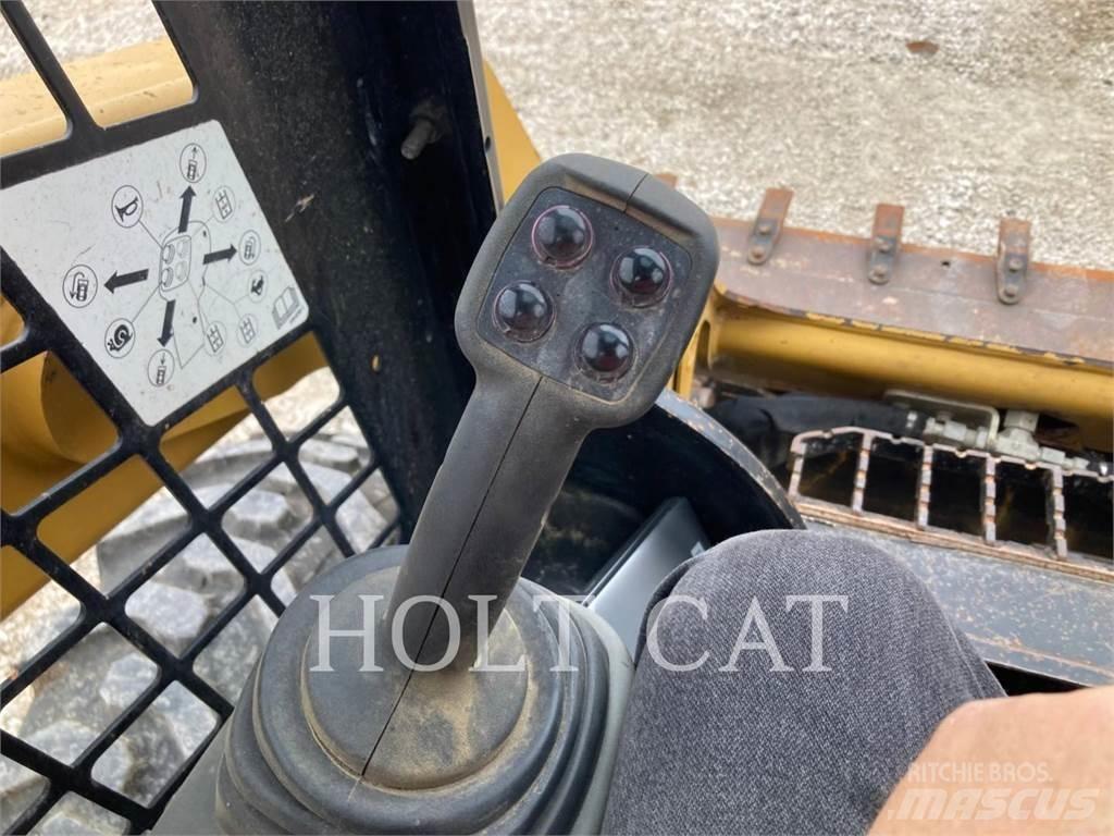 CAT 242D 滑移轉向裝載機