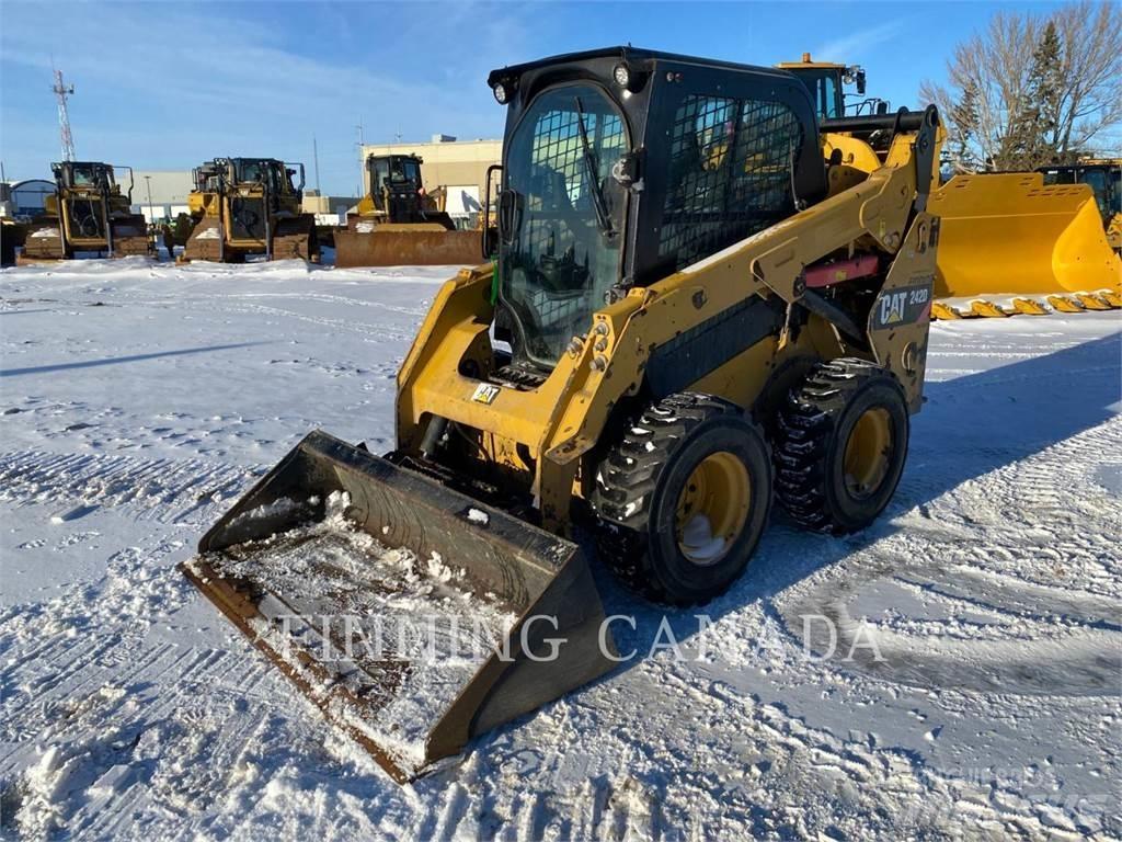 CAT 242D 滑移轉向裝載機