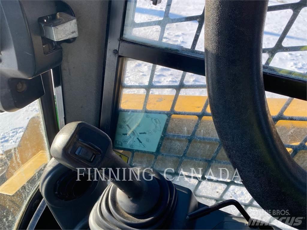 CAT 242D 滑移轉向裝載機