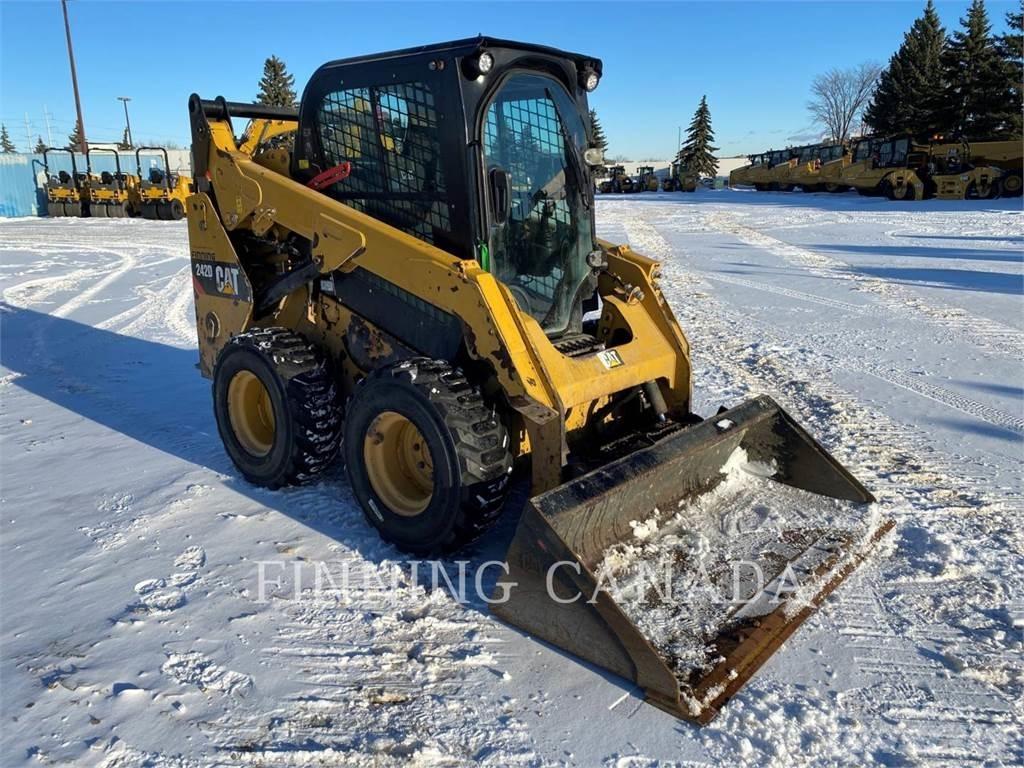 CAT 242D 滑移轉向裝載機