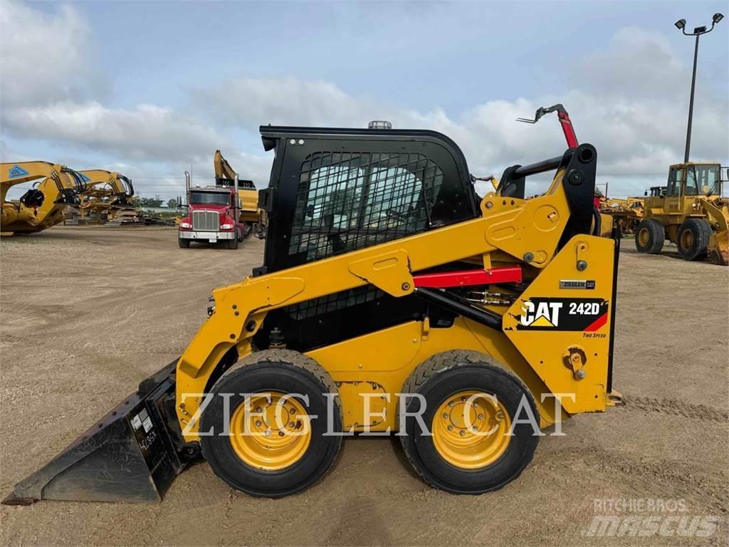 CAT 242D 滑移轉向裝載機