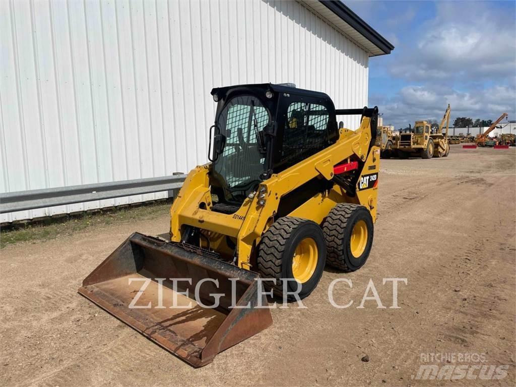 CAT 242D 滑移轉向裝載機