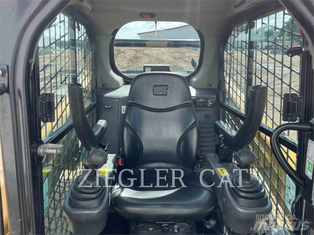 CAT 242D 滑移轉向裝載機