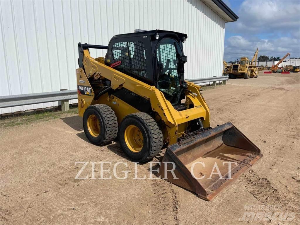 CAT 242D 滑移轉向裝載機
