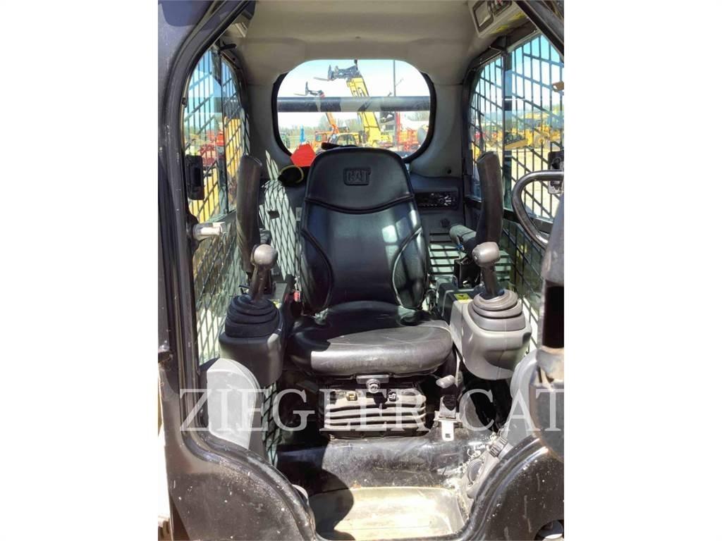 CAT 242D 滑移轉向裝載機